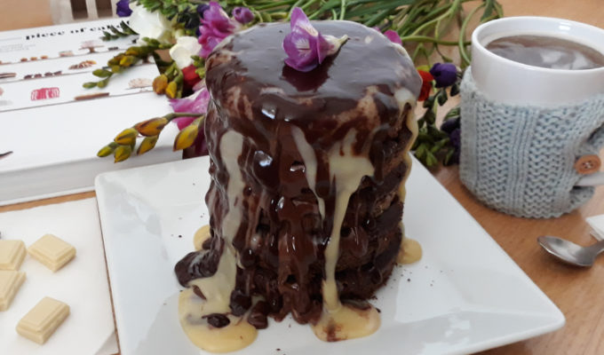 κέικ τριπλής σοκολάτας Άκης Πετρετζίκης